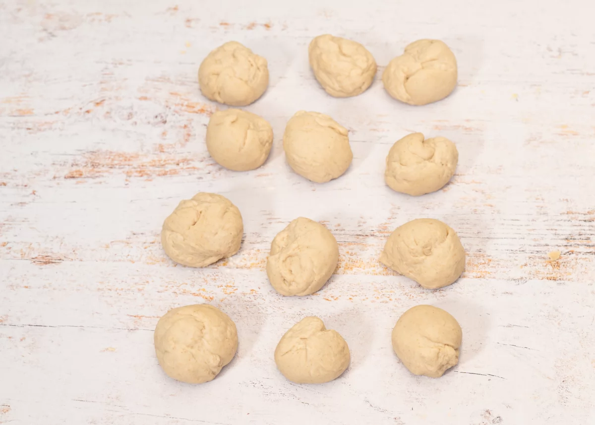 Masa de las tortillas de trigo dividida en porciones