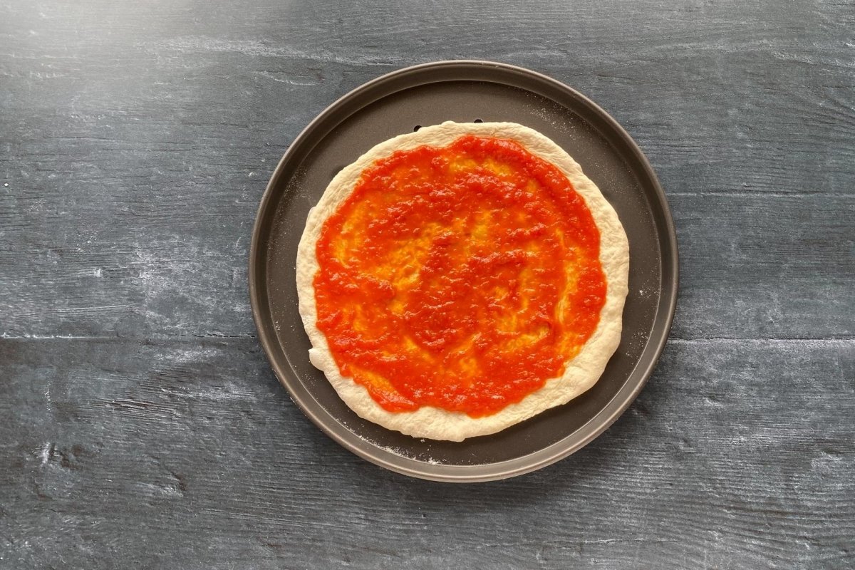 Masa de pizza con salsa de tomate casero