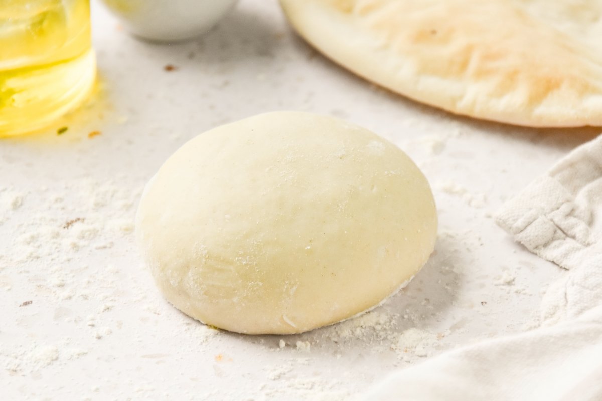 Masa de pizza sin levadura recién hecha