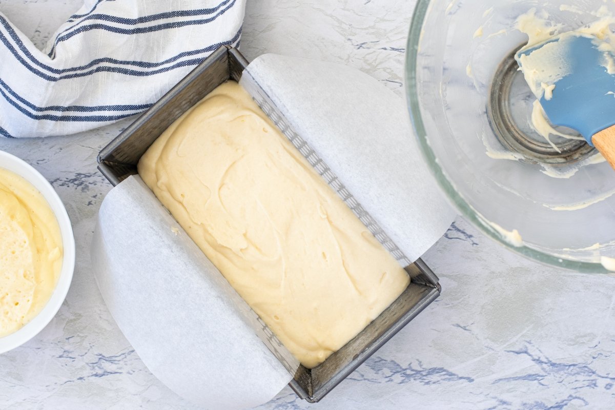 masa en el molde bizcocho de crema pastelera