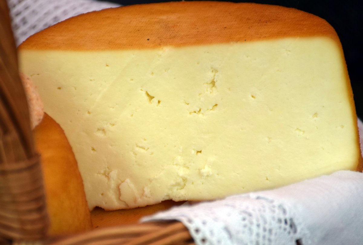 Medio queso de leche de vaca elaborado de forma tradicional