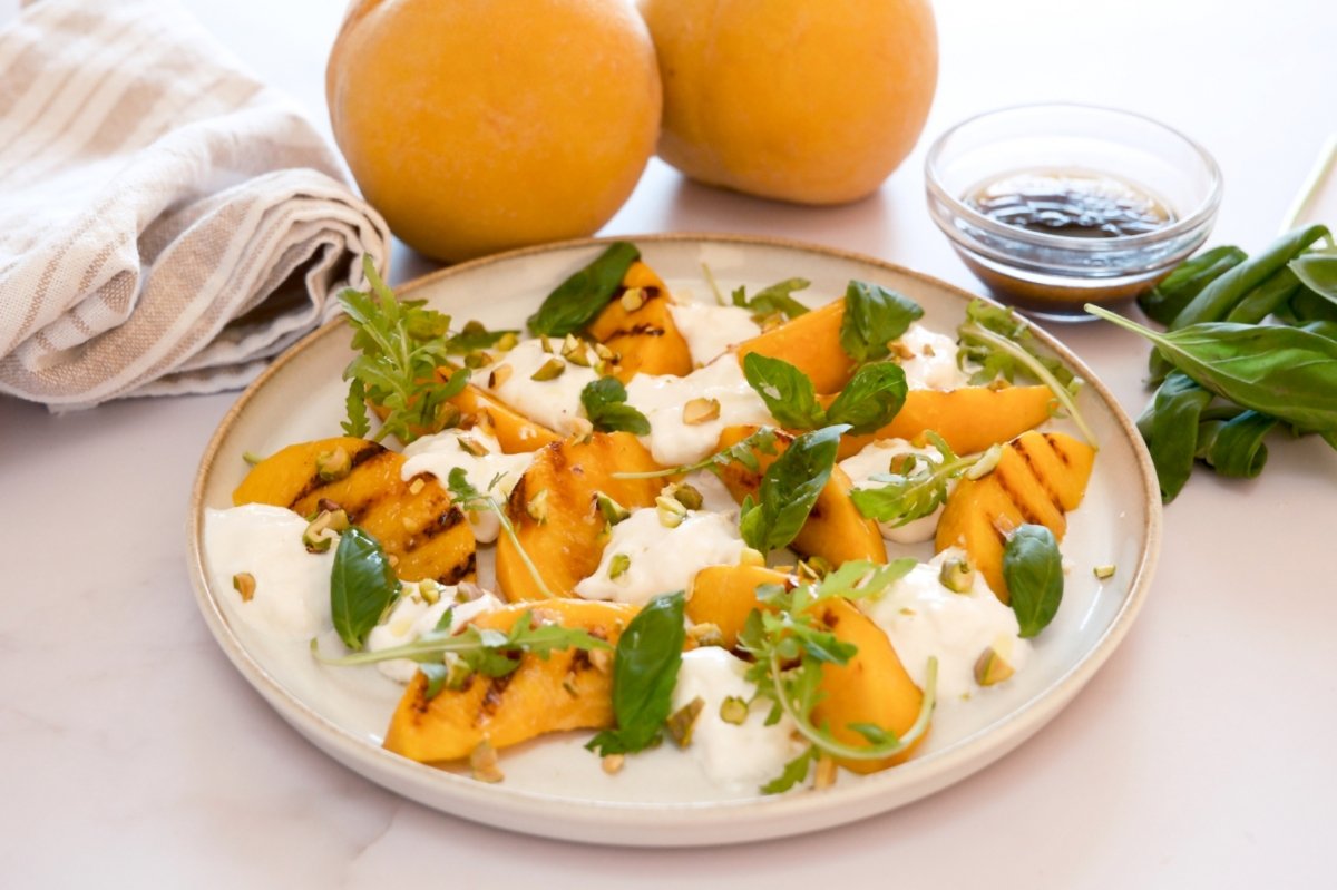 Melocotón a la plancha con burrata, pistachos y albahaca