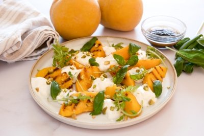 Melocotón a la plancha con burrata, pistachos y albahaca