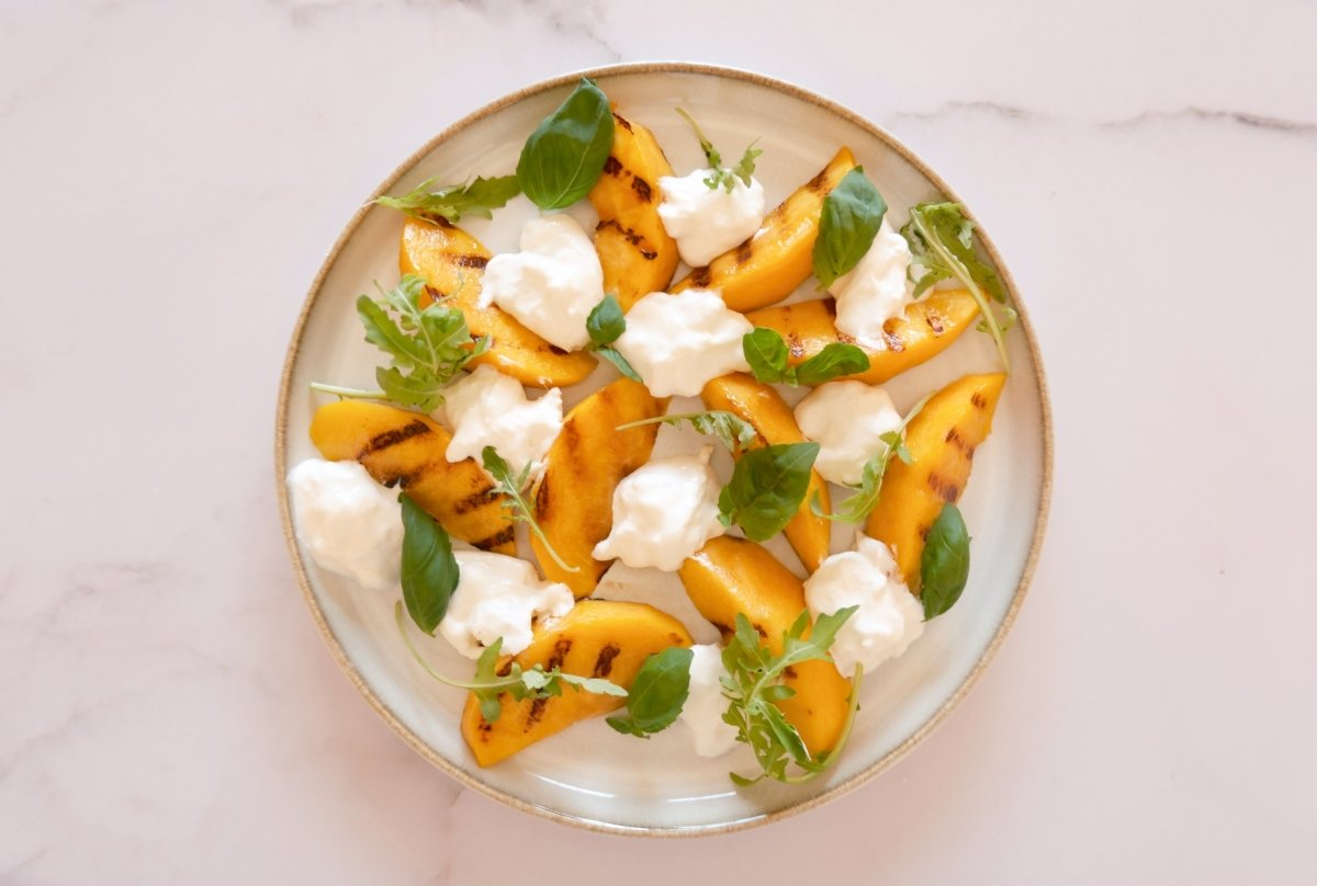 Melocotón, burrata, albahaca y rúcula