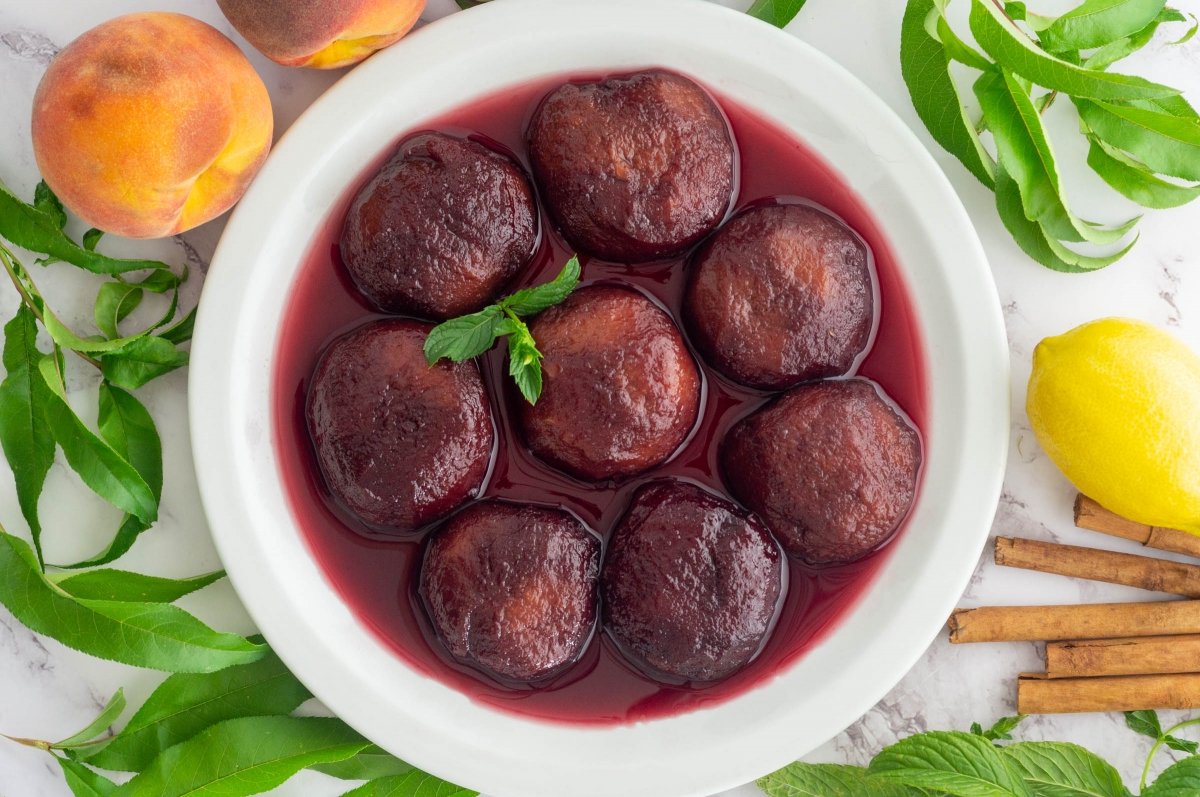 Melocotones al vino servidos en un plato