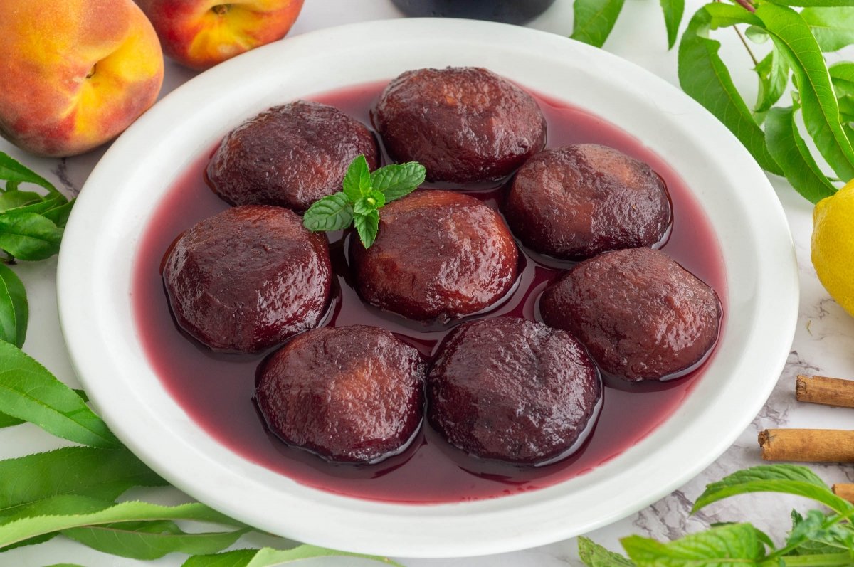 Melocotones al vino tinto