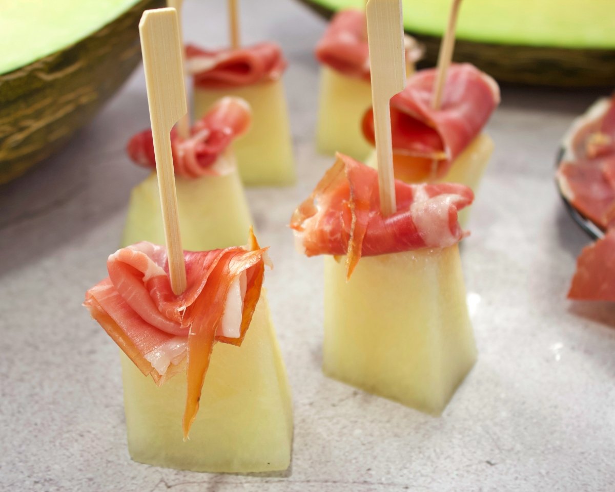 Melón con jamón preparados para comer