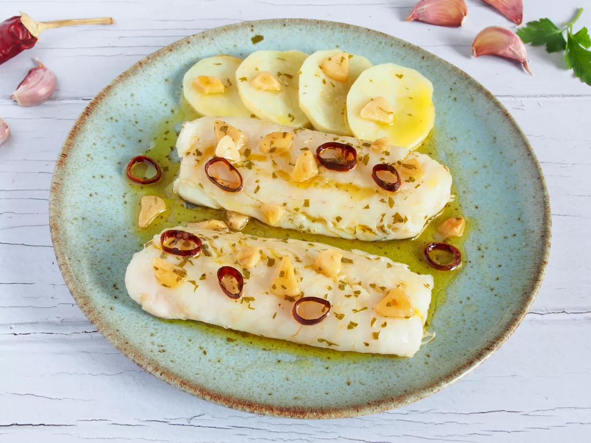 Merluza a la bilbaína 9 Merluza a la bilbaína servida en el plato