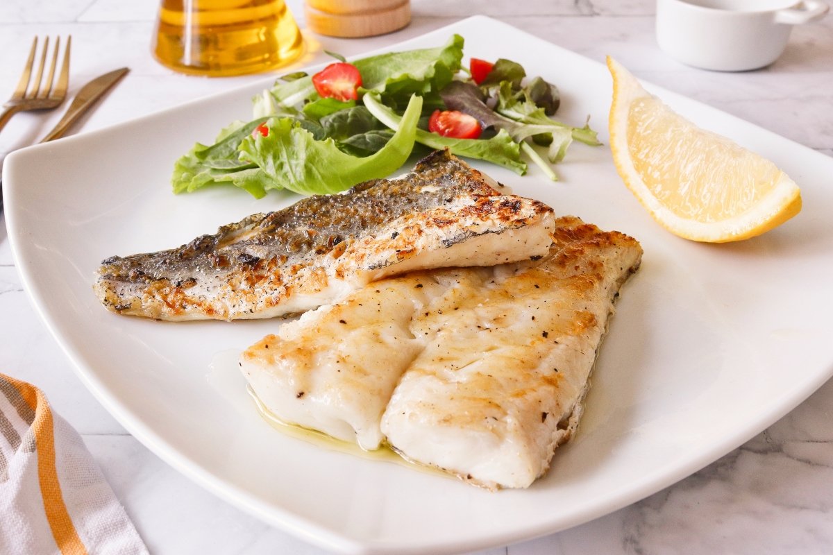 Merluza a la plancha con ensalada