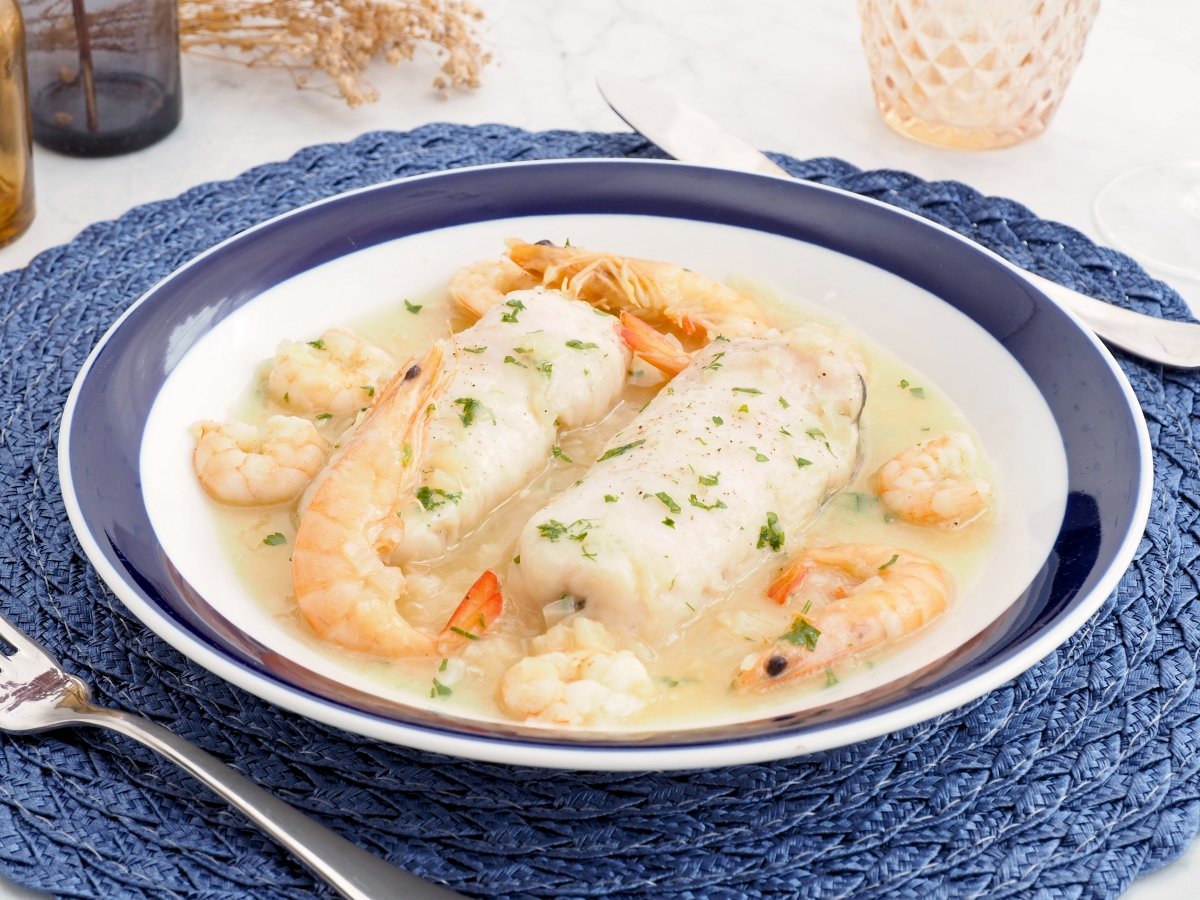 Merluza con gambas lista para servir