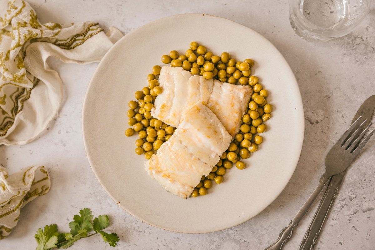 Merluza con guisantes emplatada