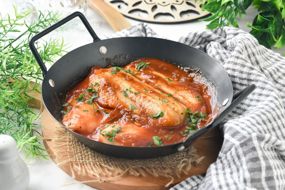 Merluza con tomate casera