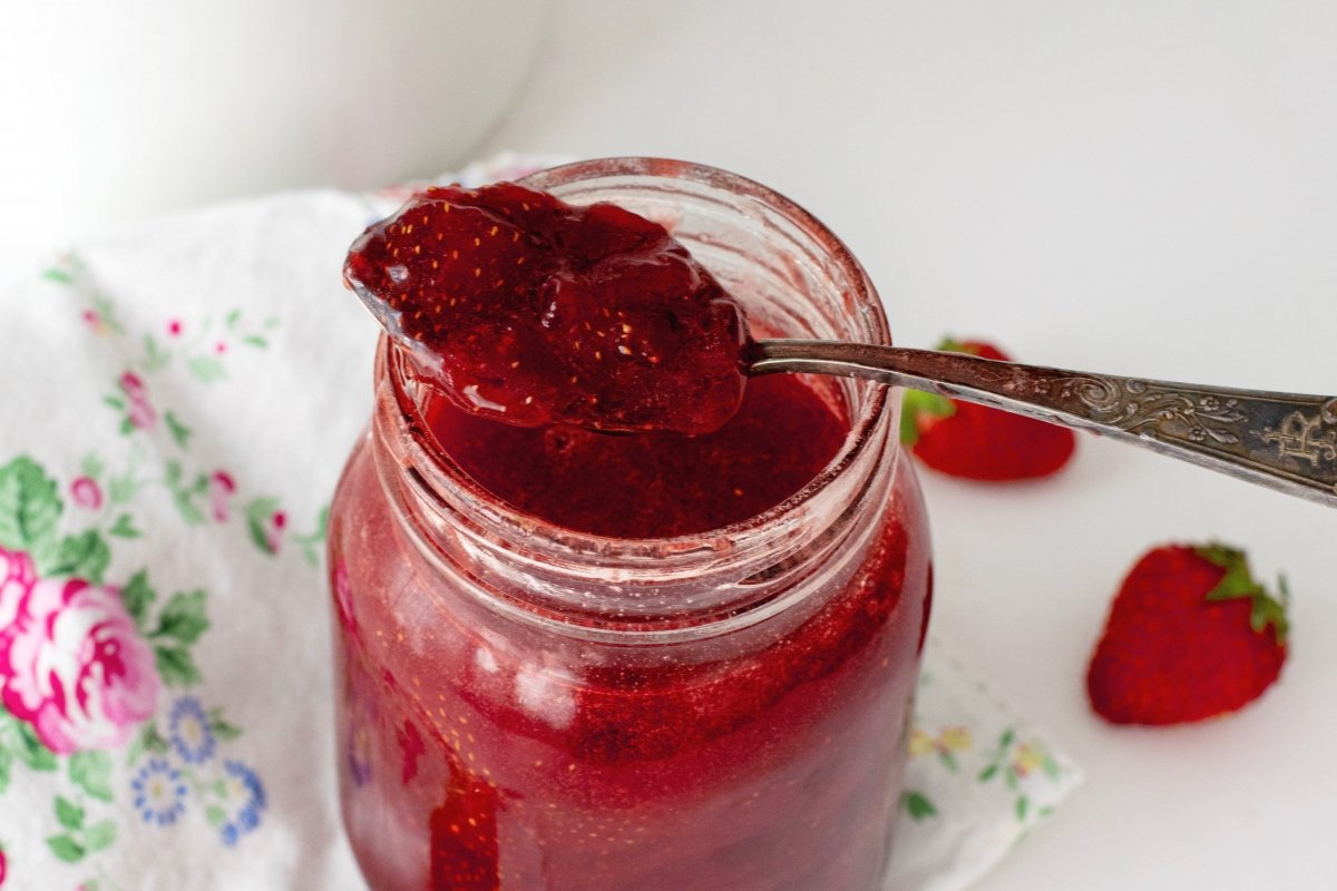 Strawberry jam served in pot