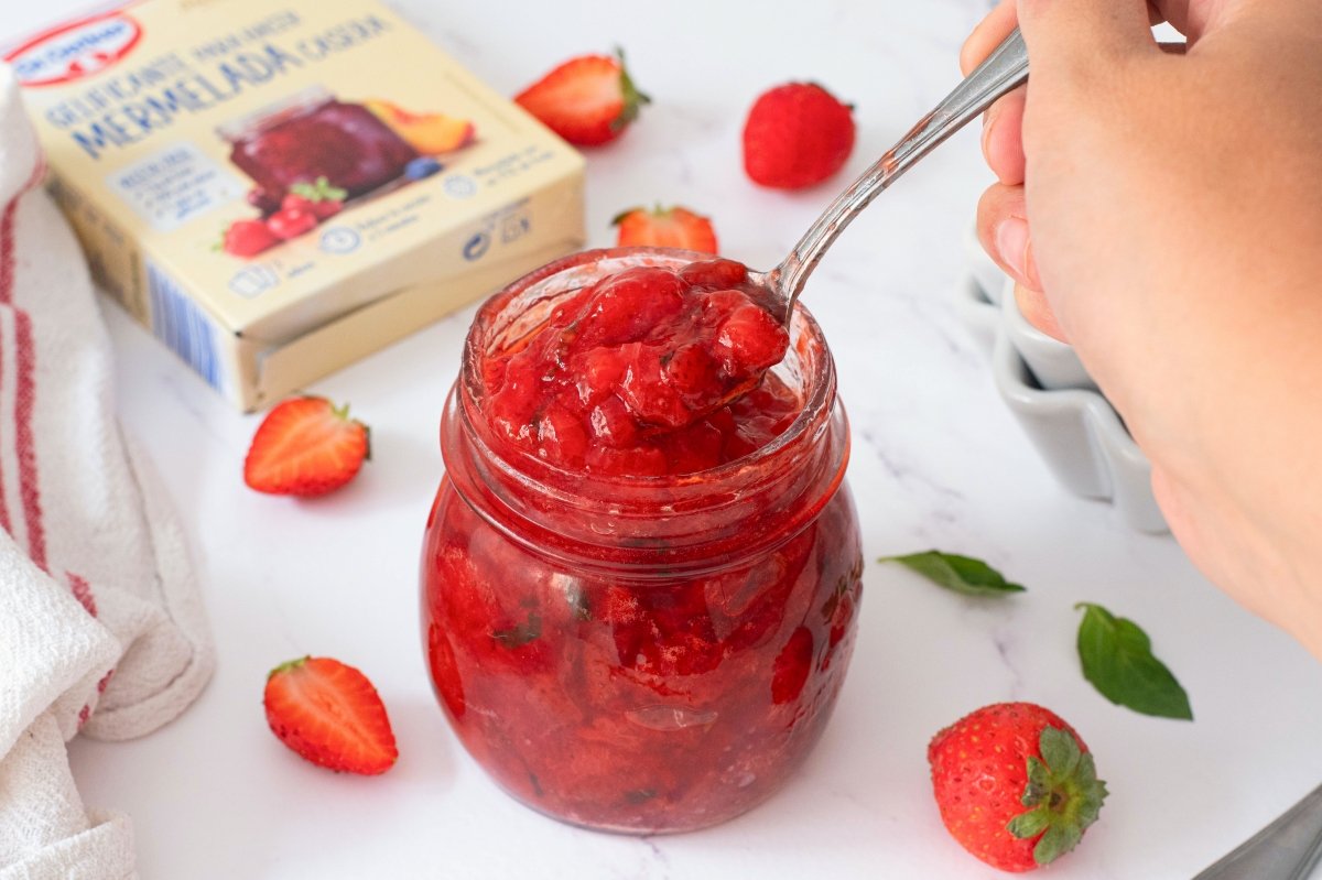 Mermelada de fresas y albahaca en el tarro