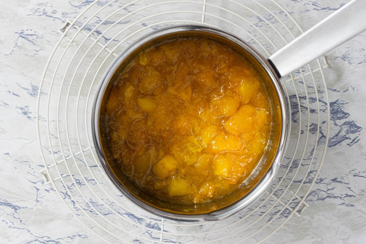 Mango jam in the pan
