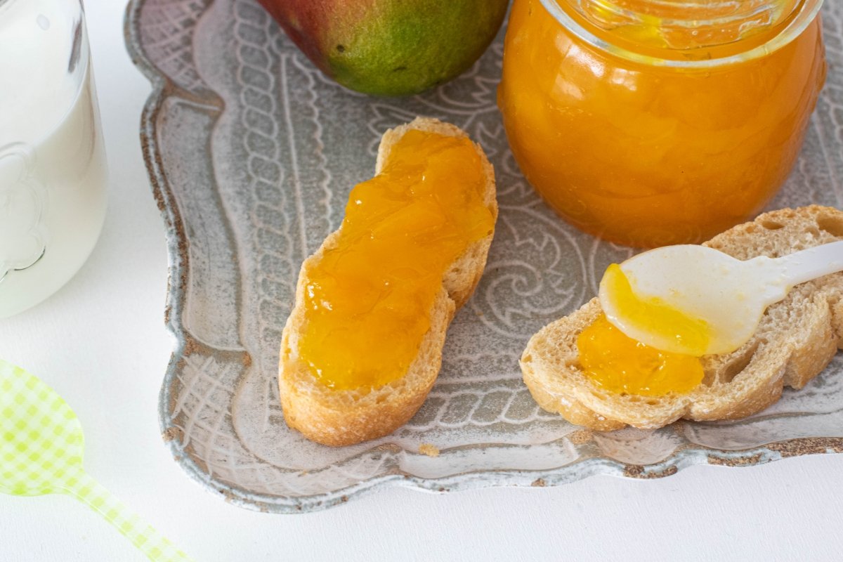 Mermelada de mango sobre una tostada