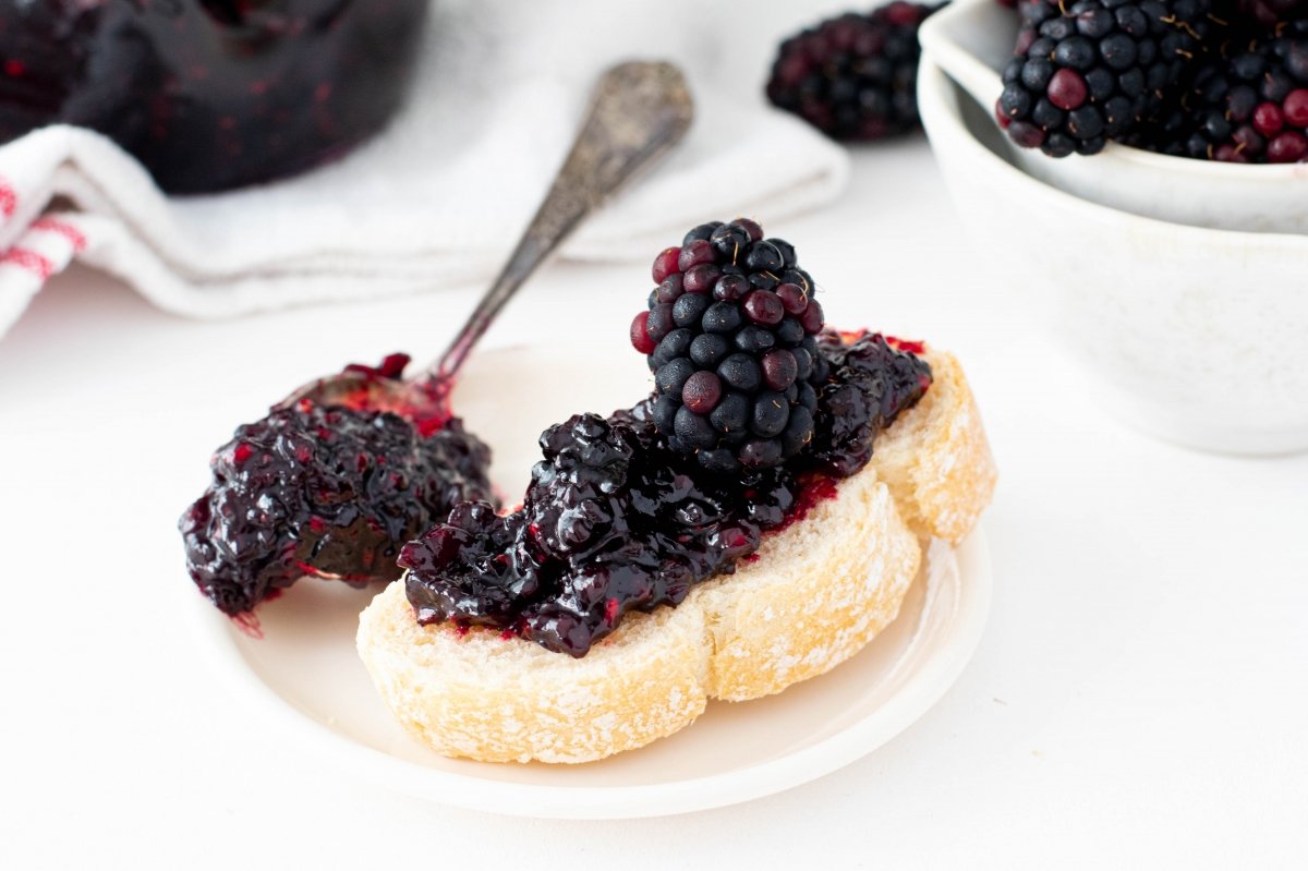 Mermelada de moras sobre rebanada de pan