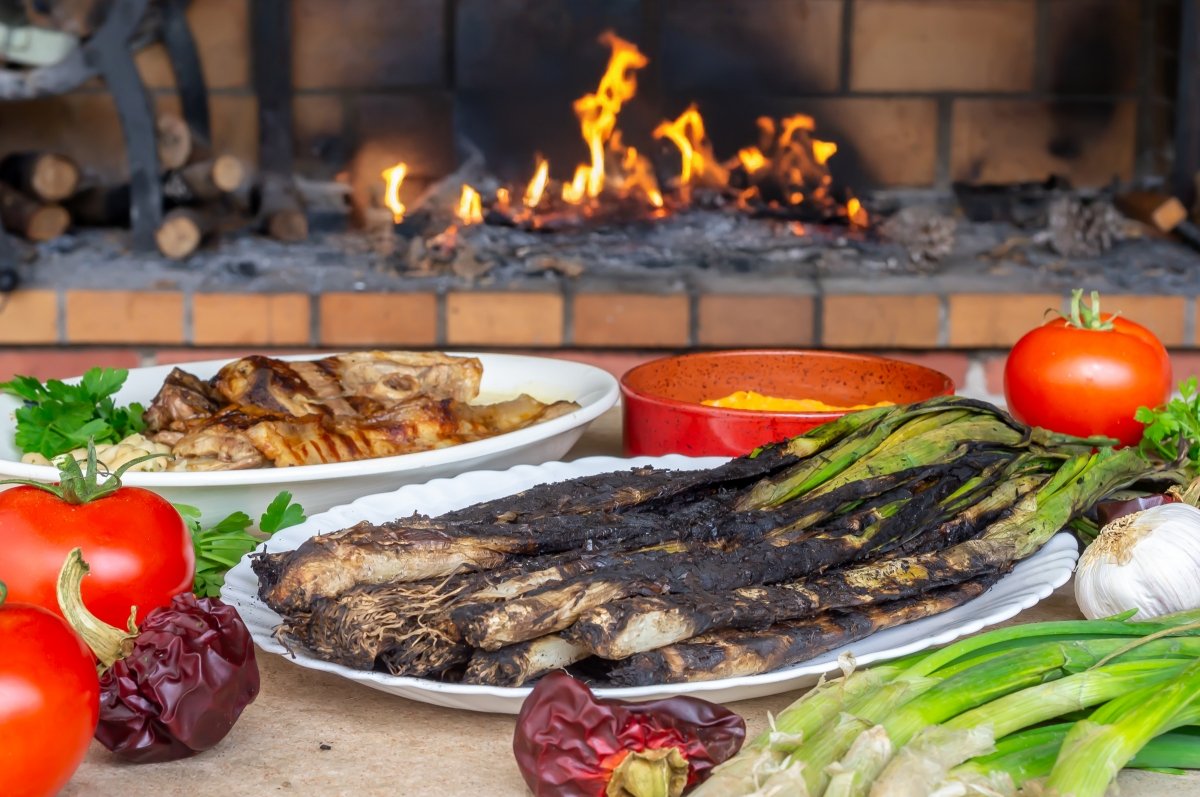 Mesa con calçots a la brasa