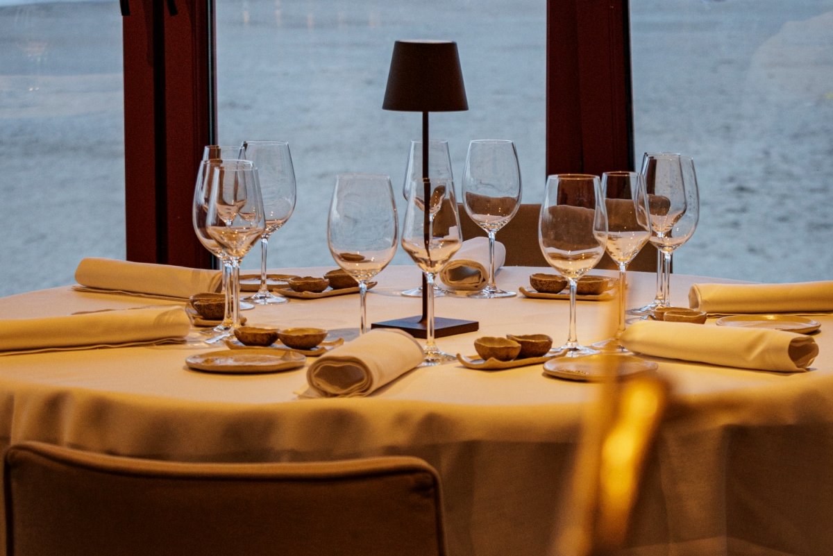 Mesa montada del restaurante cántabro El Serbal