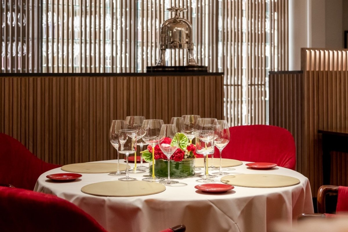 Mesa montada del restaurante italiano Enoteca Pinchiorri