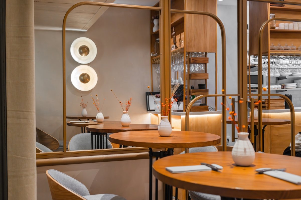 Mesas del comedor del restaurante malagueño Blossom