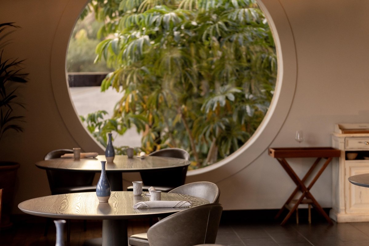 Mesas del comedor del restaurante tinerfeño Nub