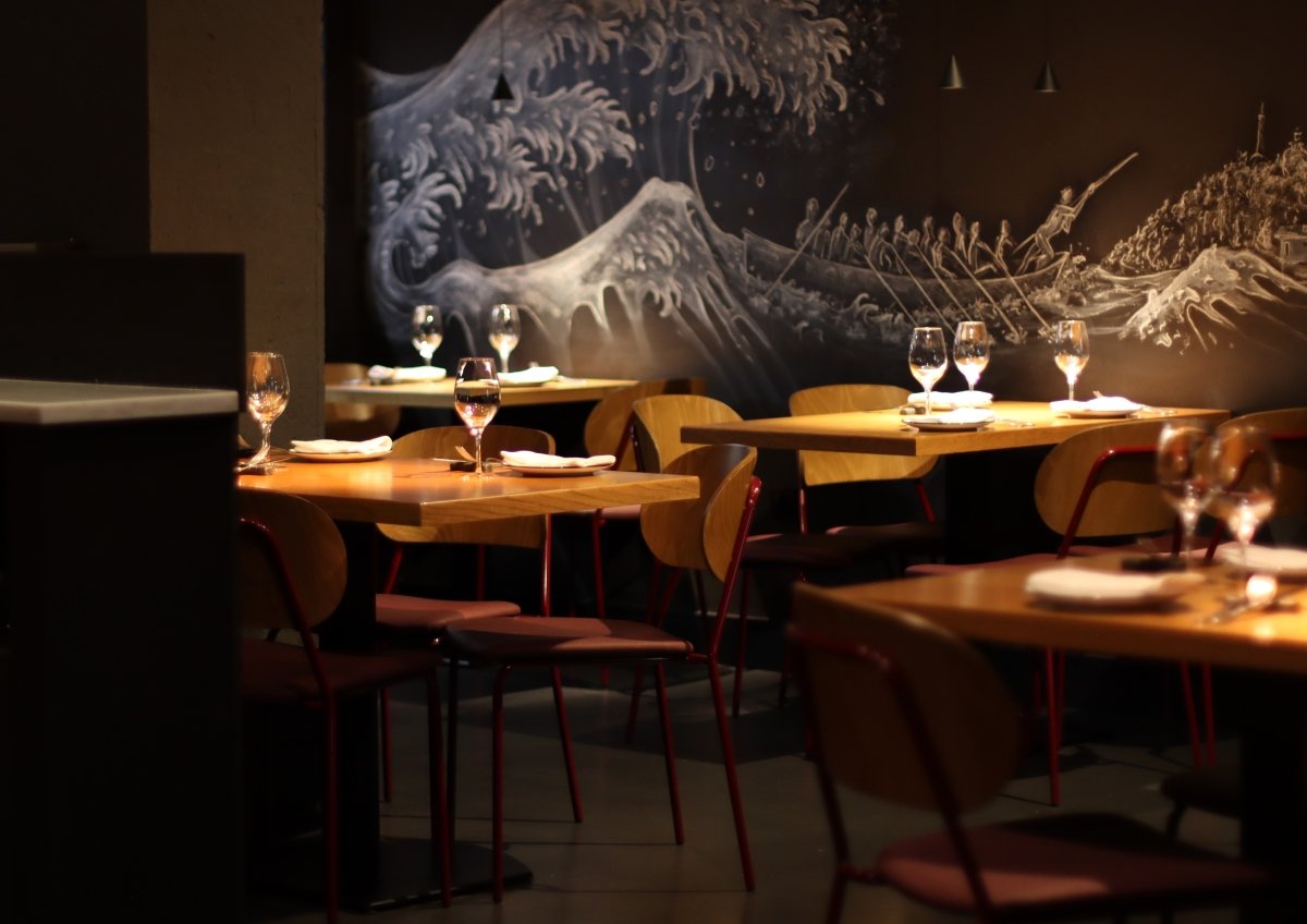 Mesas montadas y listas en el restaurante Kimtxu