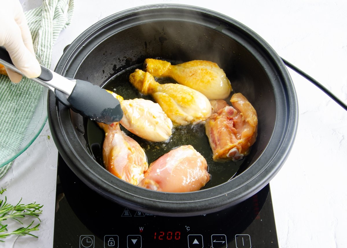 Meter pollo en la olla y rehogarlo
