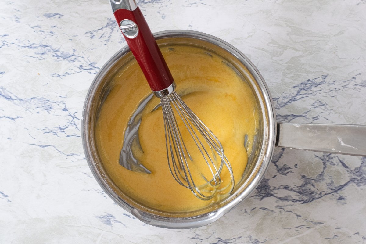 Mezcla cremosa de huevos, azúcar y vainilla para el bizcocho genovés