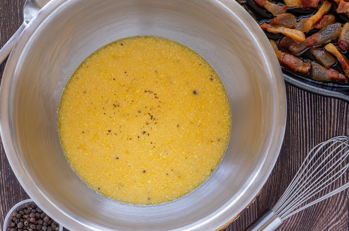Mezcla de huevo y queso para la salsa carbonara