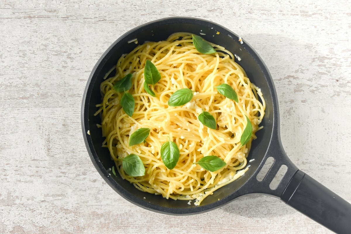 Mezclamos con el Parmesano y la albahaca