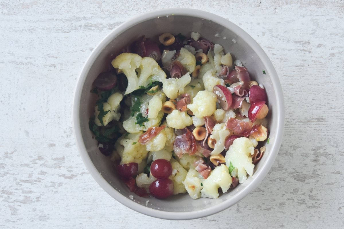 Mezclamos con el resto de ingredientes de la ensalada de coliflor