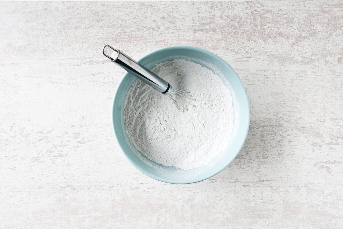 Mezclamos con las varillas los ingredientes secos