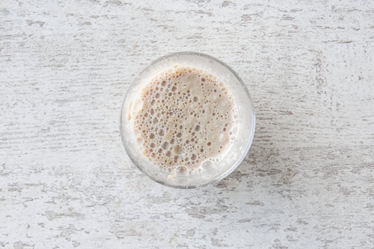 Mezclamos el agua con la levadura