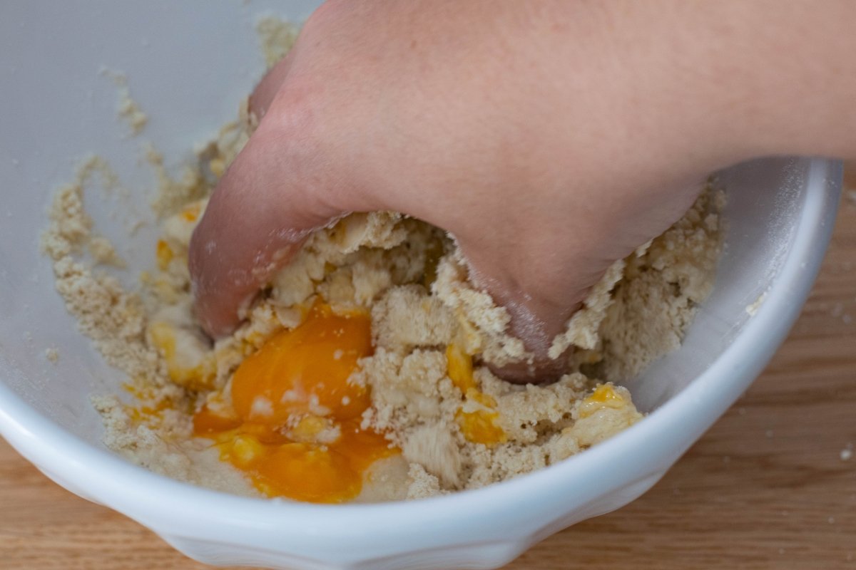 Mezclamos el agua el huevo y la sal de los tequeños de queso