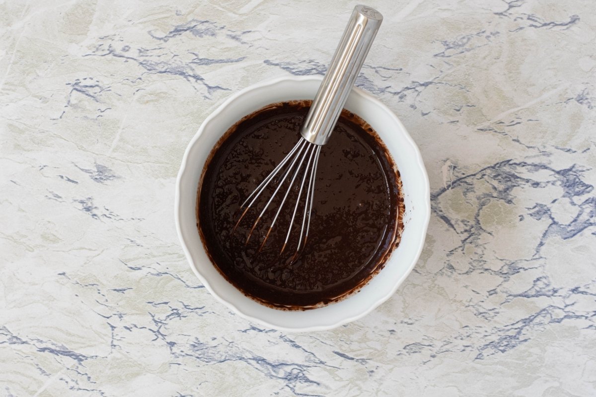 Mezclamos el agua y el cacao del plum cake de chocolate