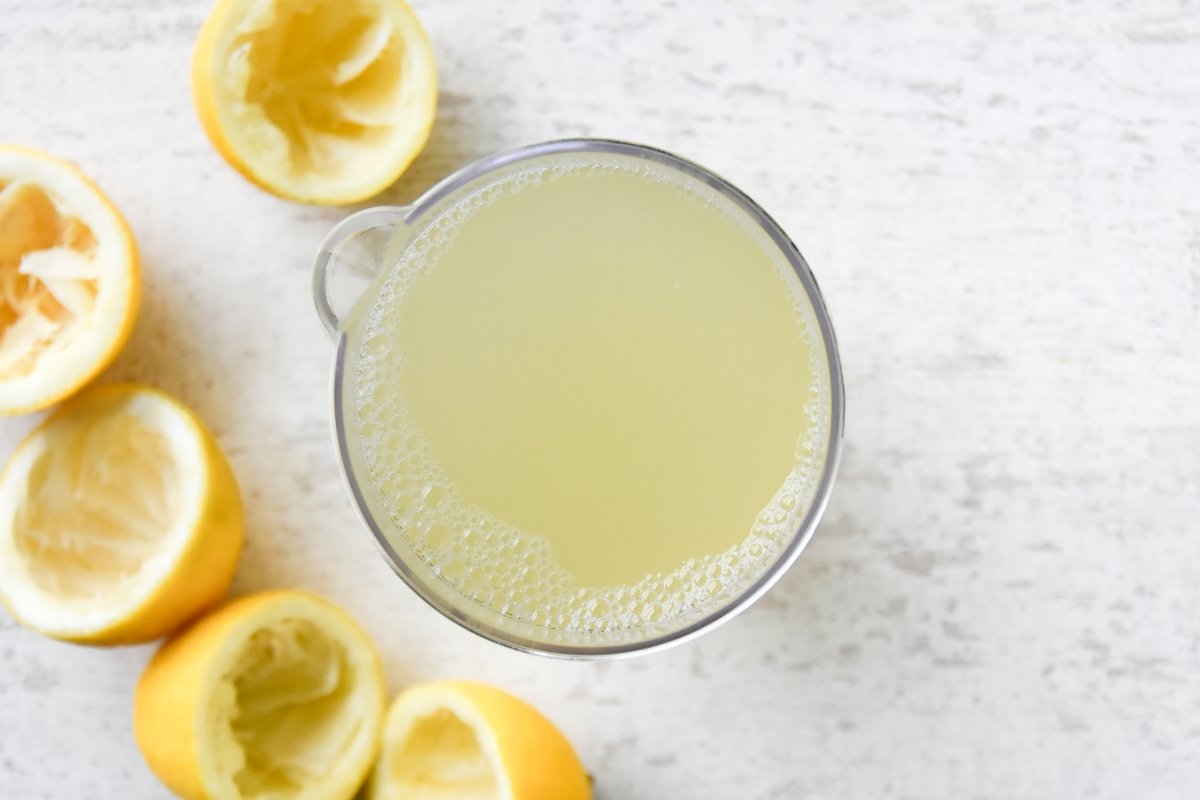 mezclamos el almíbar con el zumo de limon