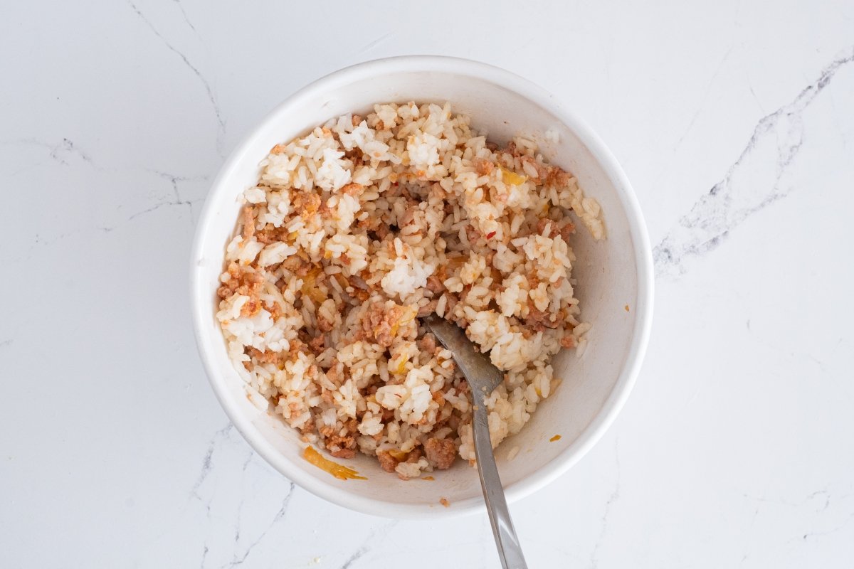 Mezclamos el arroz con carne y kimchi