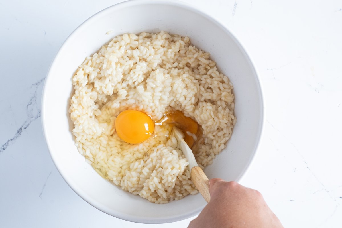 Mezclamos el arroz con los huevos