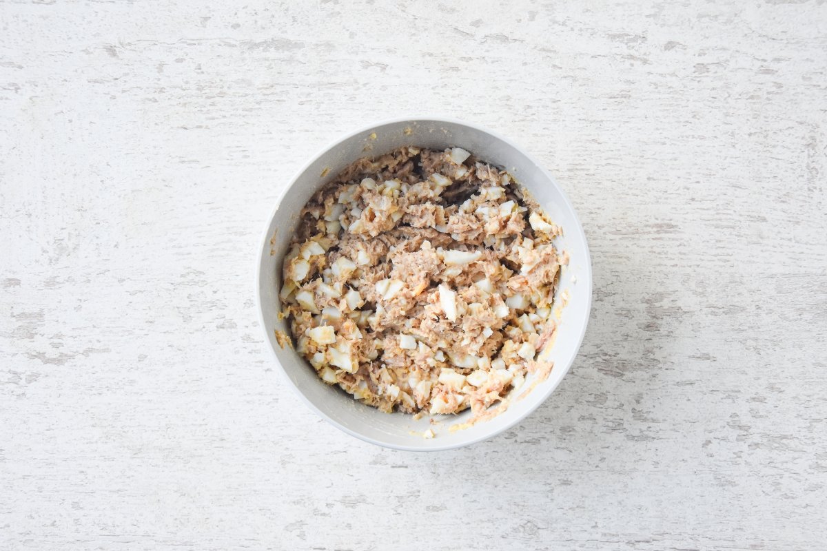 Mezclamos el atún con el huevo