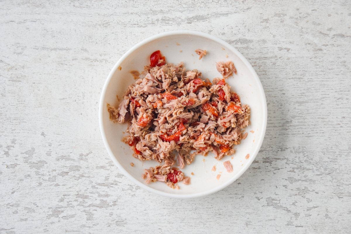 Mezclamos el atún con el pimiento morrón