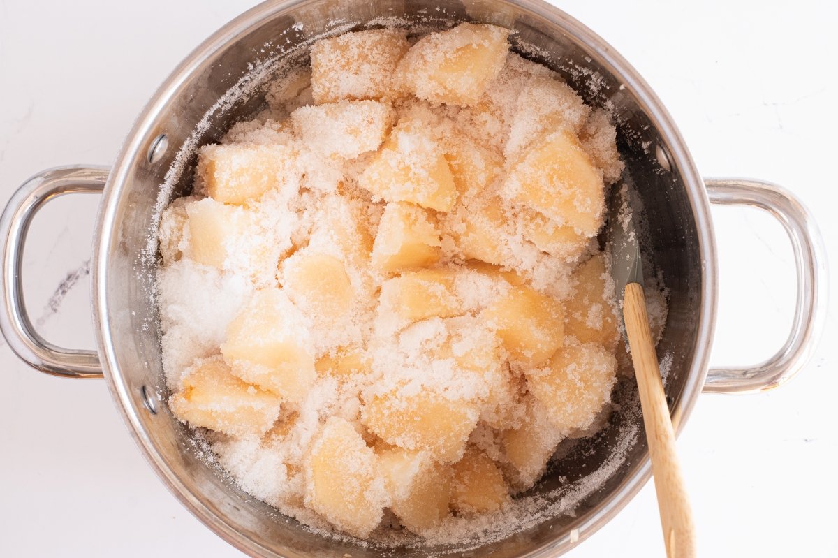 Mezclamos el azúcar con el membrillo