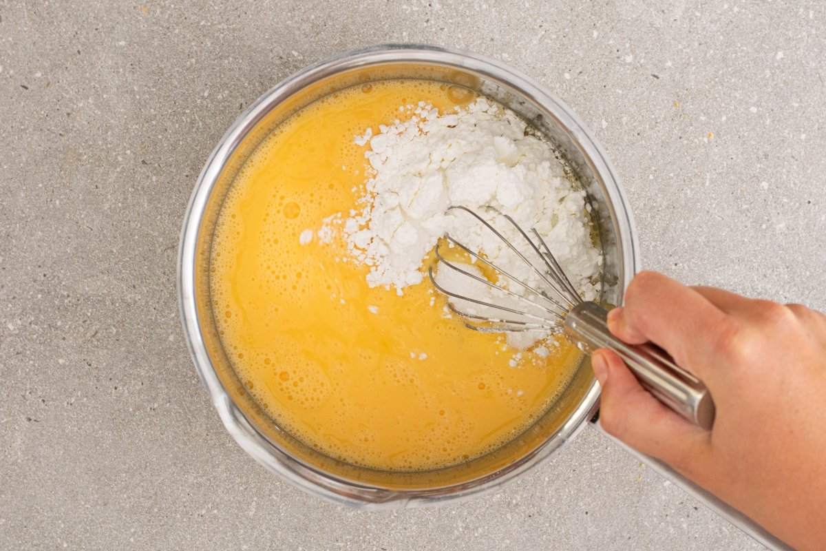 We mix the sugar and corn flour from the yolk of the Santa Fe piononos