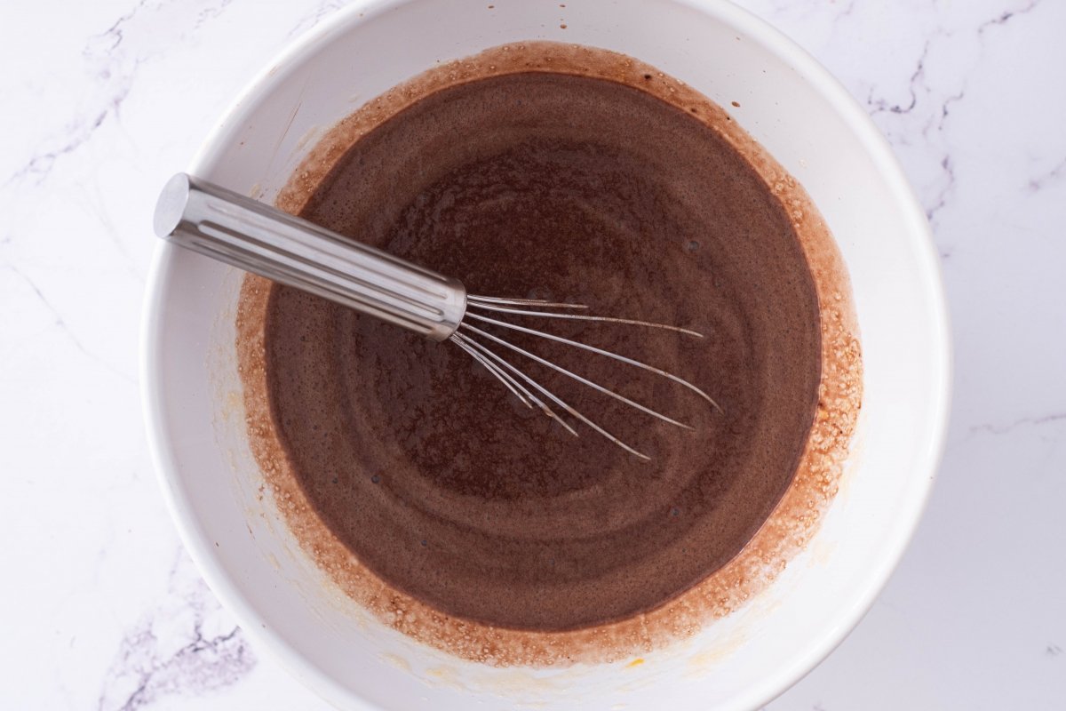 Mezclamos el cacao de la tarta de cerveza negra y chocolate