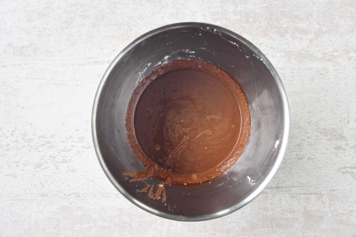 Mezclamos el chocolate con las yemas