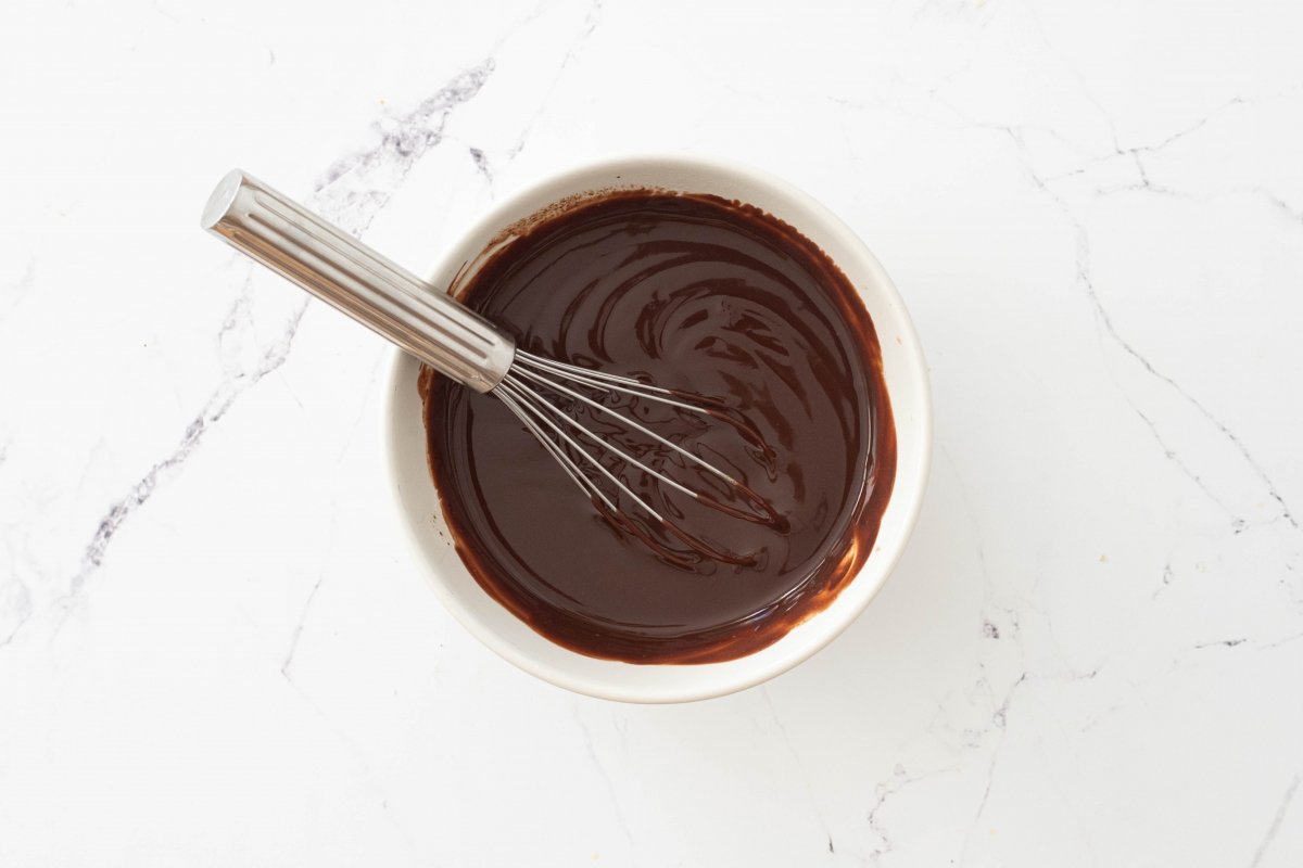 Mezclamos el chocolate de la tarta de galletas y natillas