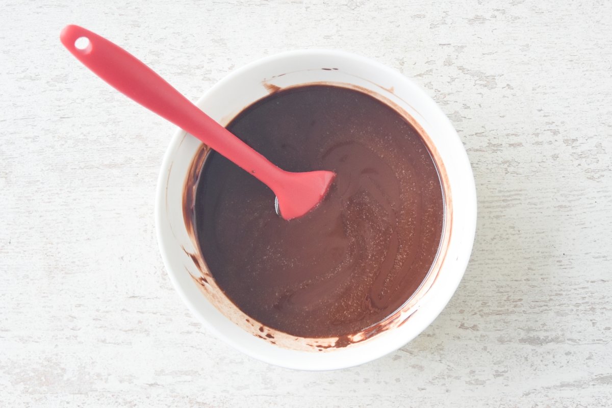 Mezclamos el chocolate derretido con la mantequilla