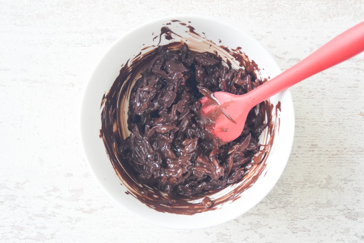 Mezclamos el chocolate derretido con los palitos de almendras