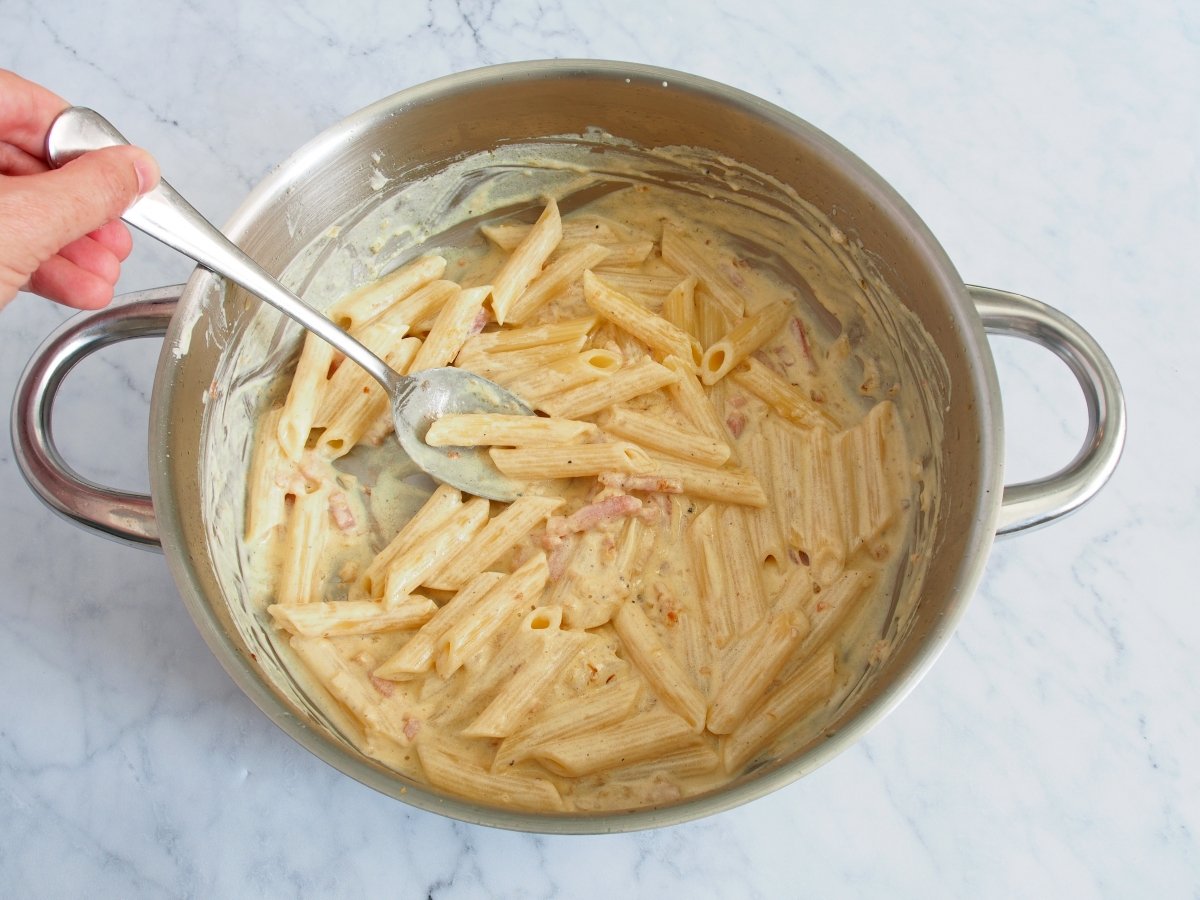 Mezclamos el conjunto para que se impregnen bien los macarrones con la salsa