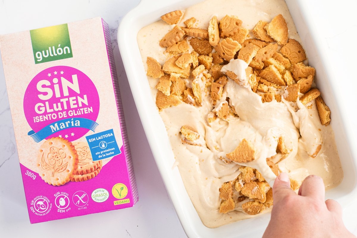 Mezclamos el helado con las galletas